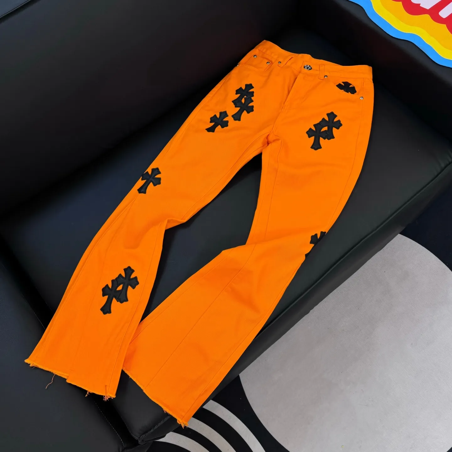🅿️270 Style No.: D263 Chroe Hets CH Chrome Het Orange Color Block Slightly Flared Washed Jeans Ceiling-Level Jeans Hard to Find at the Counter‼ ️ About Zangyin ✅ This is an extremely luxurious fashion brand that can also be called the aristocracy of the high street. It has always been an exclusive brand for some hipsters or the rich second generation. The color of this model is already very eye-catching by using a unique washed material. It is decorated with pink patchwork cross flowers, which cleverly highlights the charm of the brand. Secondly, this model adopts a classic high-waist cut design, which highlights the long legs and fashionable temperament of the upper body. The brand is highly recognizable and the slim-fitting configuration is more suitable for daily wear. The personality will be fashionable and the specifications can be seen at a glance. Materials and technology ✅ Needless to say, this point goes without saying. As an excellent craftsman brand, Zangyin's requirements for details and craftsmanship are really perfect. The washed color of this model has gone through a lot of processes, not to mention the embellishment of the denim appliqués. It is also purely handmade and sewn. Just like what they believe in, only handmade things have soul and have the meaning of wearing. A top-notch heavy-duty fashionable denim item, recommended by both hands‼ ️ Size#(28 30 32 34) Size reference: 28 pants length 101 waist circumference 78 30 pants length 103 waist circumference 82 32 pants length 105 waist circumference 86 34 pants length 106 waist circumference 90